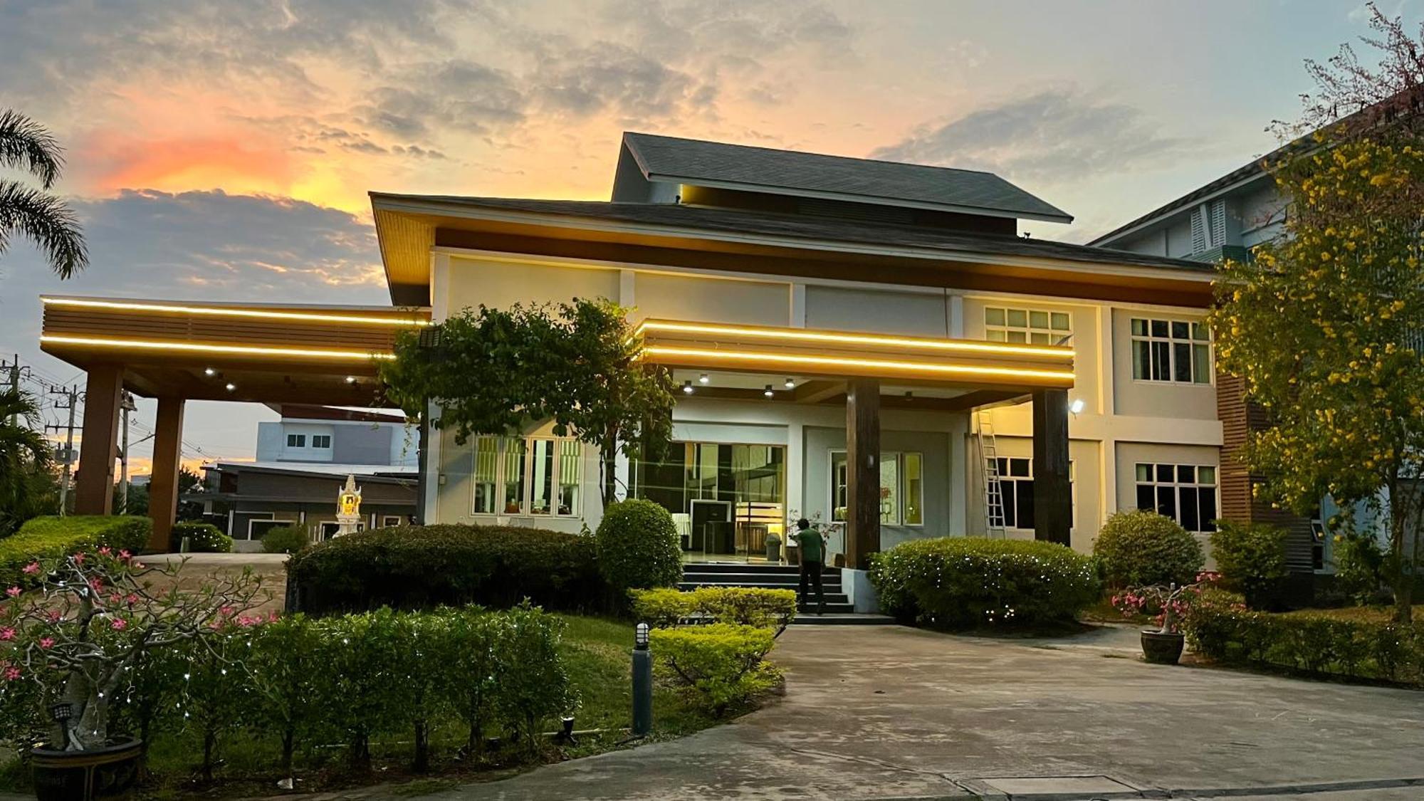 Akelada Hotel Nang Rong Esterno foto